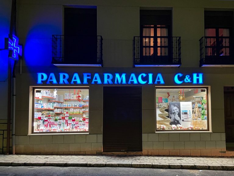 thumbnail FachadaNocturnaParafarmaciaCH 768x576