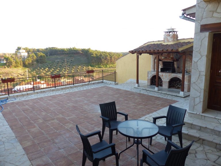 Colmenar de oreja alojamiento rural patio 768x576